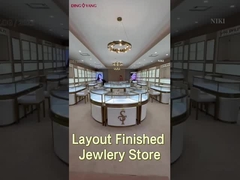 ภาพสีขาว กล่องจอล็อคสําหรับแสดงเครื่องประดับ